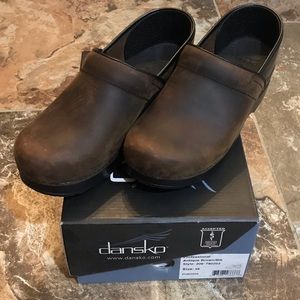 Dansko antique brown 39 shoe slightly used
